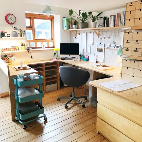 Art Workspace Ideas, Home Office And Craft Room Design, Creative Spaces Studio Workspaces, Home Workshop Studio, Home Work Stations Ideas, Small Home Art Studio, Architecture Studio Workspace, Artist Desk Workspaces, Etsy Workspace