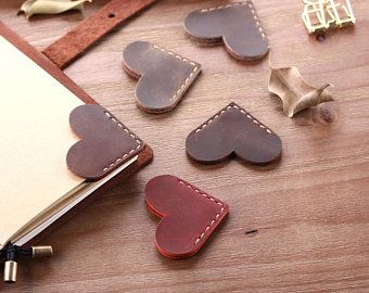 Art Du Cuir, Diy En Cuir, Free Vibes, Diy Leather Projects, Bookmark Handmade, Bookmarks For Books, Corner Bookmarks, Leather Diy Crafts, Leather Bookmark