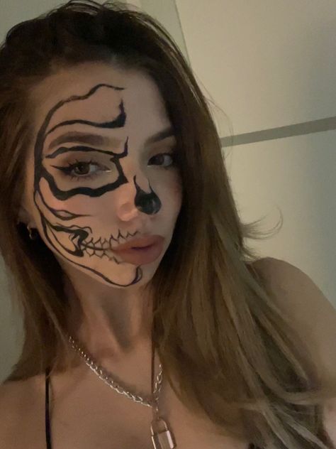 Womens Skull Makeup, Monster Makeup Easy, Face Skull Makeup, Skull Makeup Half Face, Skull Costume Women, Halloween Makeup For School, Half Skull Makeup Halloween, Black Angel Makeup, Skeleton Makeup Half Face