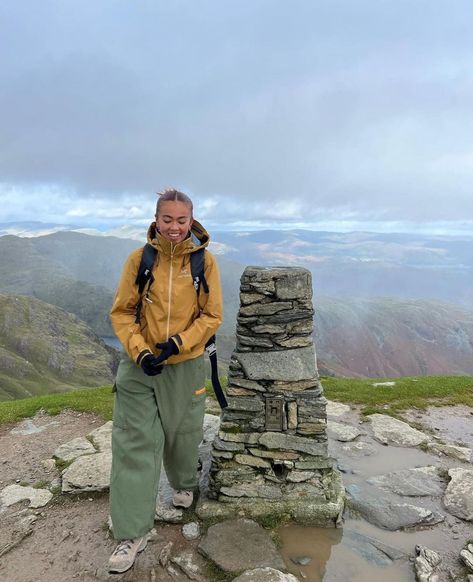 @nobiases on ig Hiking Outfit Aesthetic Winter, Hiking Trail Aesthetic, Winter Hike Outfit, Arcteryx Outfit, Gorpcore Outfit, Trail Outfits, Wander Outfit, Hiker Girl, Outfit Ideas Work