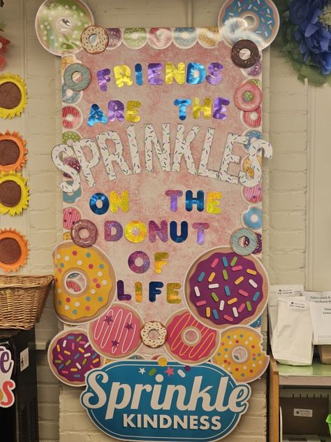 Friends are the Sprinkles on the Donut of Life Baking Bulletin Board Ideas, Donut Bulletin Board Ideas, Donut Bulletin Board, Donut Classroom, Classroom Windows, Donut Board, School Year Themes, Donut Store, Classroom Window