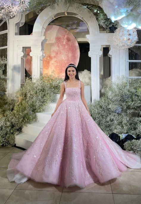 18th Birthday Dress, Francine Diaz, Debut Gowns, Looks Kate Middleton, Debut Ideas, Princess Ball Gowns, Pink Gowns, Engagement Dresses, فستان سهرة