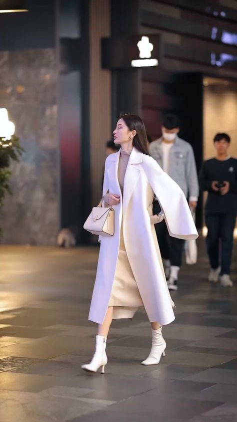 Pure white trench coat White Trench Coat Outfit Spring, White Long Coat Outfit, Lapel Coat Outfit, White Trench Coat Outfit, Duster Coat Outfit, Trench Coat Outfit Spring, Outfit Soiree, Trench Coat Outfit Fall, White Coat Outfit