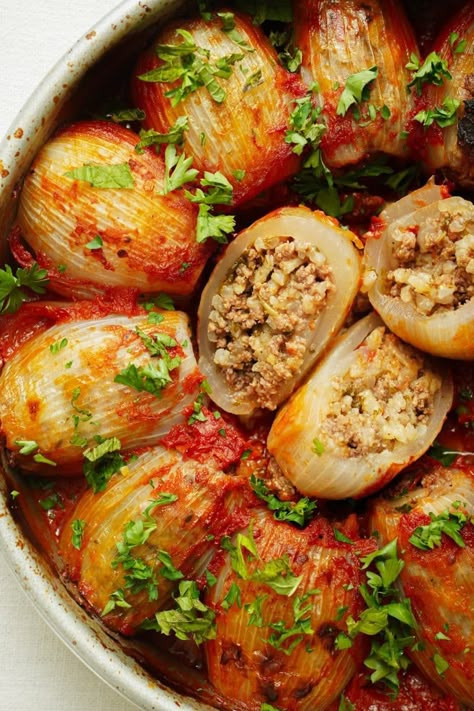 This recipe for Greek Stuffed Onions is one of my favs because it is so dang comforting. I grew up eating Salantourmasi and I want to share this traditional (and delicious) recipe with you. Food Recipes Around The World, Delicious Savory Recipes, Beef Recipes Healthy Clean Eating, Mediterranean Greek Recipes, Middle Eastern Stuffed Onions, Stuffed Veggies Recipes, Onion Dolmas Recipe, Greek Aubergine Recipes, Greek Grape Leaves Stuffed