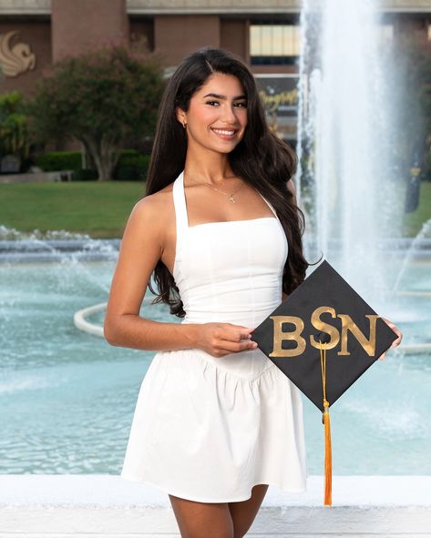 Paola Torres, RN, BSN 🎓 Bsn Photoshoot, Nursing Grad Pics, Bsn Graduation Pictures, College Grad Pictures, Nursing Graduation Pictures, College Graduation Photos, Nursing School Graduation, Graduation Photography Poses, Graduation Poses