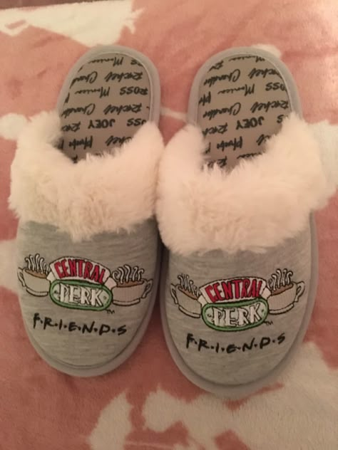 Friends Tv Show Merchandise, Friends Show Christmas, Tv Show Gifts, Friends Tv Show Gifts, Friends Best Moments, Friends Merchandise, Friends Scenes, Friends Episodes, Friends Tv Series