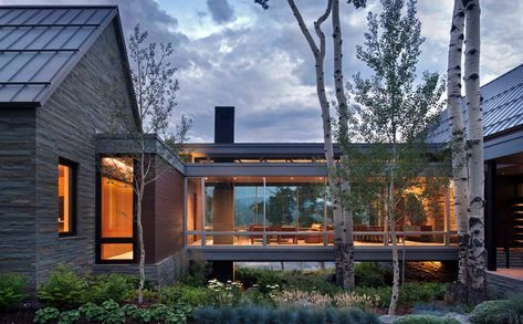 Sleek, contemporary dwelling in Colorado features a glass bridge Bridge House, Glass Bridge, Open House Plans, Casa Country, Glass Walls, Mountain Homes, Waterfront Homes, Mountain Home, Durban