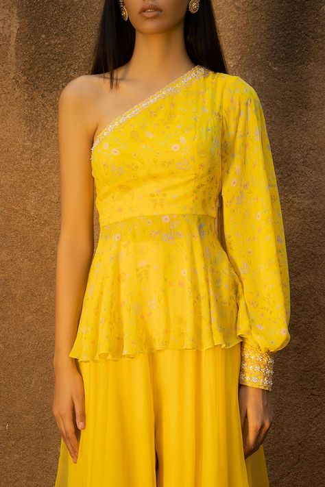 Haldi Outfit Inspo For Bridesmaid, Pool Party Dresses For Women, Patiala Design, Elegant Royal Dresses, Dresses For Women Indian, Desinger Dresses, Outfit Traditional, Batik Dress Modern, Pool Party Dresses