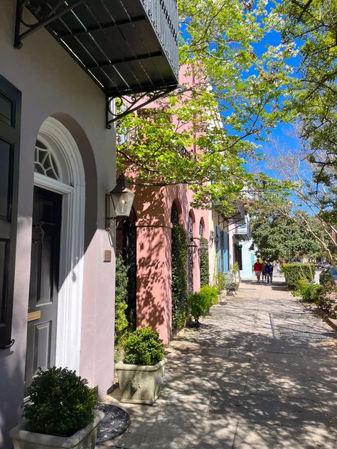 Charlotte South Carolina, Charleston Rainbow Row, Charleston Sc Aesthetic, Charleston Lifestyle, Charleston Aesthetic, Charleston Summer, Charleston Trip, Southern Aesthetic, Charleston Vacation