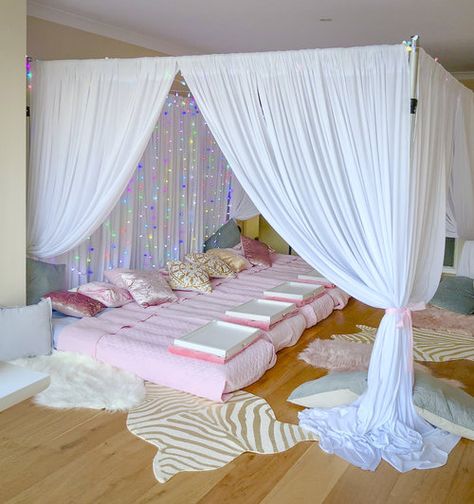 Sleepover Forts Slumber Parties, Indoor Glamping Party, Indoor Glamping, Tent Sleepover, Girly Bedrooms, Slumber Party Decorations, Spa Sleepover Party, Sleepover Room, Sleepover Beds