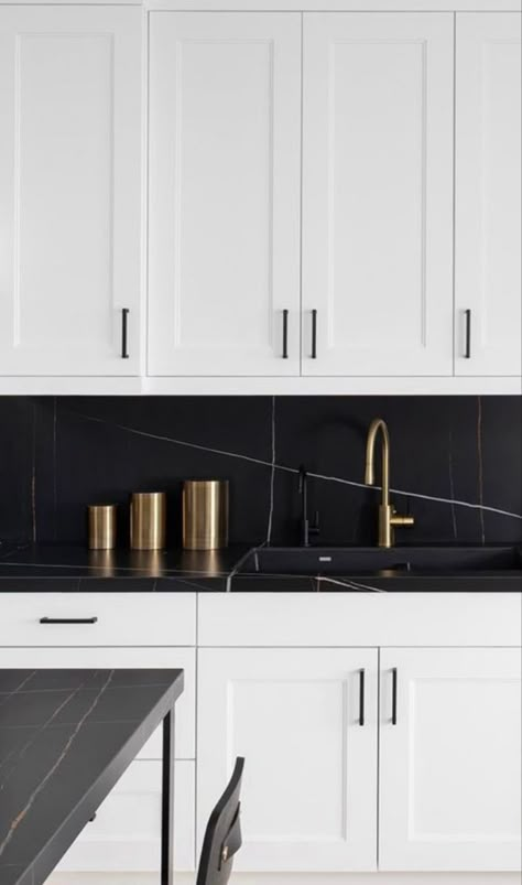 White Kitchen Dark Worktop, White Kitchen Black Worktop, Kitchen Timeless, Monochrome Kitchen, Kitchen Ideas Dark Cabinets Espresso, Black White Kitchen, White Marble Kitchen, Black And White Kitchen, Black Backsplash