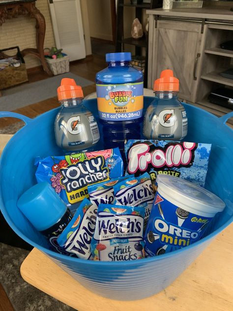 Blue Gift Basket, Gift Basket Ideas For Boyfriend, Basket Ideas For Boyfriend, Blue Snacks, Sleepover Snacks, Candy Gift Baskets, Boyfriend Gift Basket, Birthday Basket, Cute Birthday Ideas