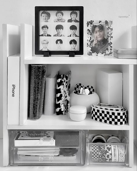 White Aesthetic Desk, Kpop Collection Aesthetic Room, Monochrome Room, Study Desk Decor, Aesthetic Desk, Room Redesign, Room Desk, Minimalist Room, Aesthetic Rooms