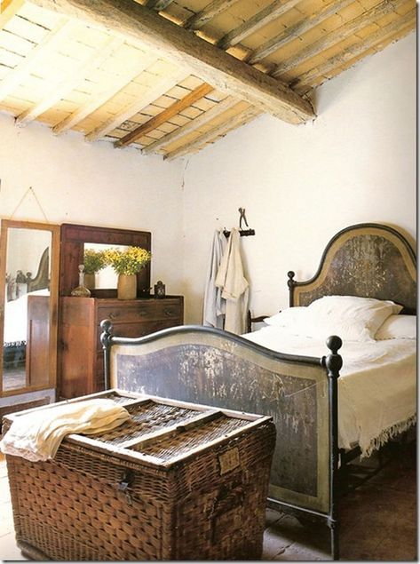 40 GORGEOUS RUSTIC ITALIAN HOME STYLE INSPIRATIONS #home #homedesign #homedesignideas Vintage House Exterior, Rustic Italian Home Decor, Vintage Farmhouse Bedroom, Rustic Italian Home, Homes In Italy, Italian Farmhouse, Italian Country, Tuscan Design, Rustic Italian