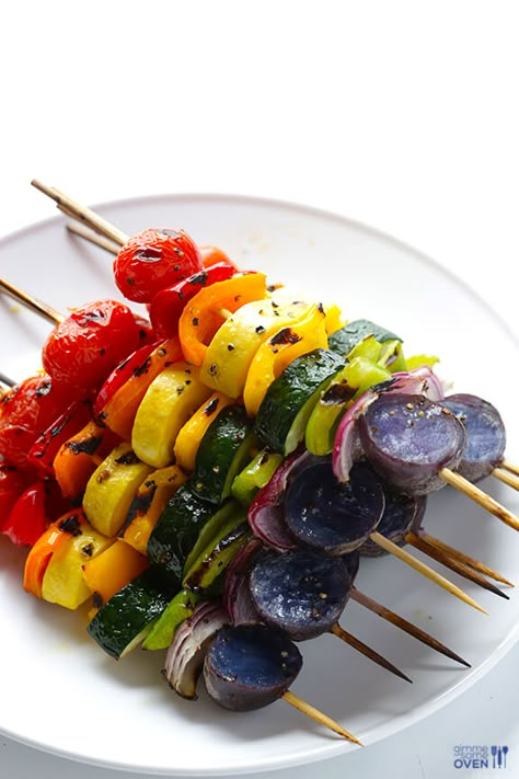 Grilled Skewer Recipes, Vegan Grill, Grilled Vegetable Skewers, Vegetable Skewers, Veggie Skewers, Vegetarian Foods, Kabob Recipes, Skewer Recipes, Rainbow Food