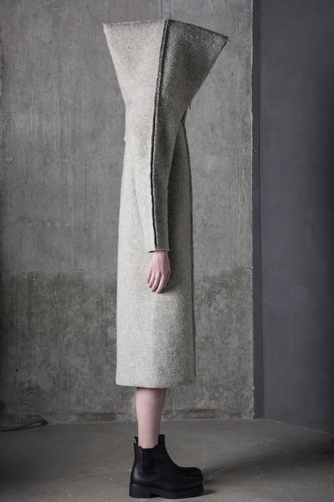 Felt Coat, Sculptural Fashion, Fashion Design Collection, Moda Chic, Future Fashion, Inspiration Mode, Metal Zipper, Looks Style, Fashion Details