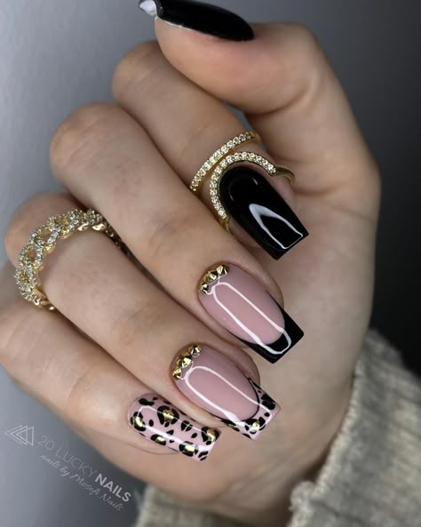 💫 Dazzle with detail with over 50 intricate gold nail designs. These designs offer a sophisticated and luxurious flair. Check out the best winter nails ideas and designs for short nails, almond nails and coffin nails in this article. Leopard Print Nail, Nail Designs Ideas, Gold Nail Designs, Fancy Nails Designs, Gold Nail, Leopard Nails, Nail Envy, Short Acrylic Nails Designs, Elegant Nails