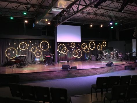 Stage Set Up, Christmas Church Stage Design, Stage Design Ideas Creative, Church Decorations Ideas, Small Church Stage Design, Christmas Decor Ideas For Church, Church Stage Design Ideas Backdrops, Christmas Stage Decorations, Church Stage Decor