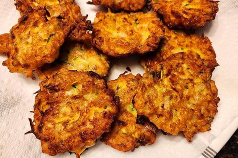 Crispy Zucchini & Yellow Squash Patties Recipe: The South in Your Mouth | Side Dishes | 30Seconds Food Yellow Squash And Zucchini Recipes, Yellow Squash Patties, Squash Patties, Yellow Crookneck Squash, Squash Cakes, Zucchini Yellow Squash, Crookneck Squash, Crispy Zucchini, Squash And Zucchini