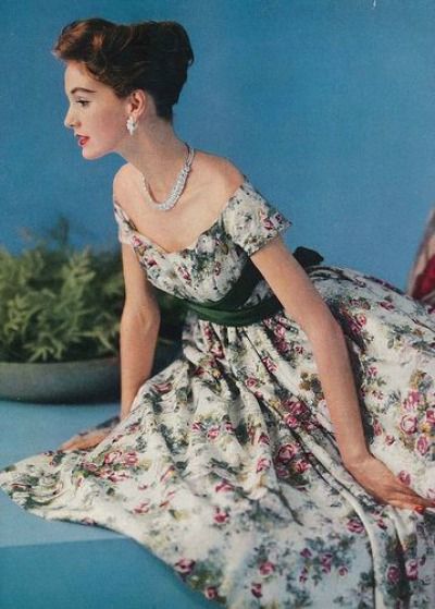 Vogue 1957 Garden Party Dress 1950’s Fashion, Vogue Vintage, 1950 Fashion, Fifties Fashion, Design Moda, Fashion 1950s, Vintage Fashion Photography, Vestidos Vintage, Vintage Vogue