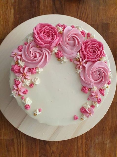 Simple Round Cake, Round Cake Decorating Ideas, 100 Cupcakes, Birthday 24, Decorations Flowers, Decorative Cakes, Girly Cakes, Pretty Cake, Small Cakes