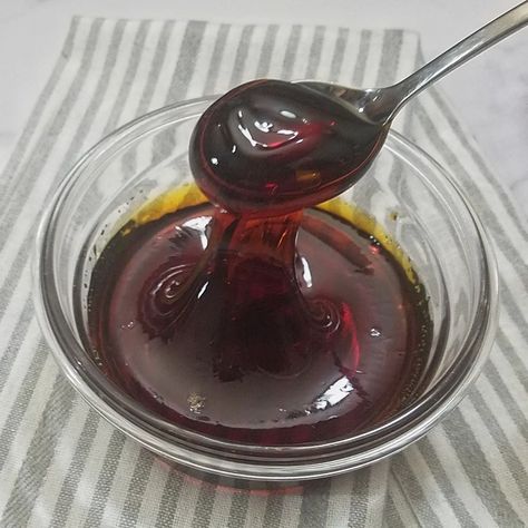 How to Make Liquid Caramel Liquid Caramel, How To Make Flan, Caramel Ingredients, Caramel Frappuccino, Homemade Liquor, How To Make Caramel, Flavored Sugar, Salted Caramel Sauce, Caramel Syrup