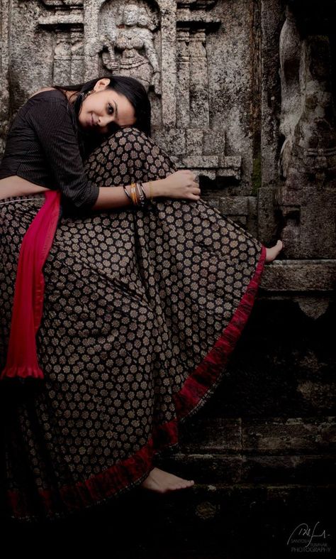 Fotografi Fesyen, Saree Poses, Indian Look, Portrait Photography Women, Indian Photoshoot, Saree Photoshoot, Indian Photography, Fashion Photography Poses, Portrait Photography Poses