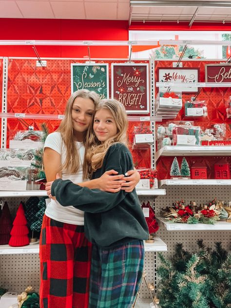 Christmas Bestie Pictures, Preppy Pfp Christmas, Christmas Cute Pictures, Preppy Cristmas, Christmas Pfp's, Christmas Aesthetic Preppy, Preppy Christmas Pfp, Cute Christmas Photos, Preppy Xmas