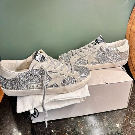 Women's Super-Star in silver glitter with ice-gray suede star Golden Goose Glitter, Golden Goose Silver, Goose Shoes, Golden Goose Shoes, Glitter Stars, Super Star, Dream Shoes, Gray Suede, Golden Goose