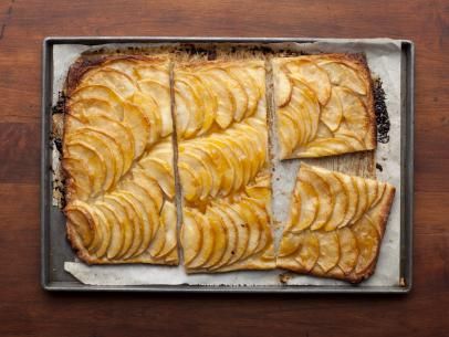 Ina Garten's 5-Star French Apple Tart  #Thanksgiving #ThanksgivingFeast #Dessert French Apple Tart Recipe, Tarte Tartin, French Apple Tart, French Dinner, Apple Tart Recipe, Ina Garten Recipes, Homemade Pastries, Thanksgiving Pies, Apple Tart