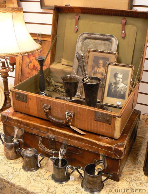 Vintage Suitcase Decor, Suitcase Display, Antique Store Displays, Remodel Hacks, Suitcase Decor, Antique Booth Displays, Interior Industrial, Antique Booth Ideas, Old Suitcases