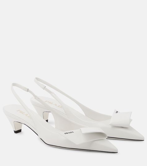 Fashion Shoes Heels, White High Heels, Versace Shoes, Mid Heels Pumps, Elegant Heels, Low Heel Shoes, White Pumps, White Heels, Prada Shoes