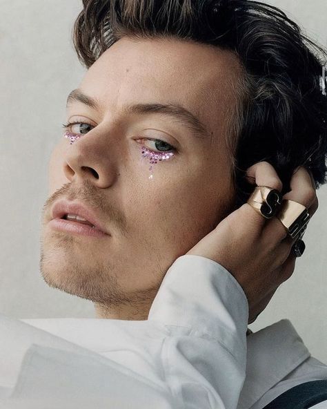 Harry Styles Makeup, Glitter No Rosto, Glitter Carnaval, Matte Make Up, Party Make-up, Harry Styles Nails, Rhinestone Makeup, Glitter Face, Smink Inspiration