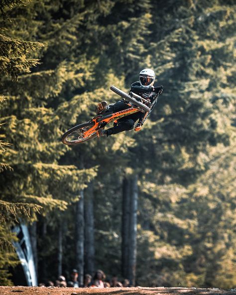 Mtb Photography, Biking Photography, Biking Aesthetic, Mountain Biking Photography, Bike Wallpaper, Mountain Bike Action, Mtb Riding, Mt Bike, Mtb Downhill