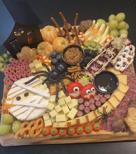 Halloween Catering, Charcuterie Trays, Meat And Cheese Tray, Meat Trays, Spooky Halloween Party, Charcuterie Inspiration, Harvest Party, Adult Halloween Party, Charcuterie Recipes