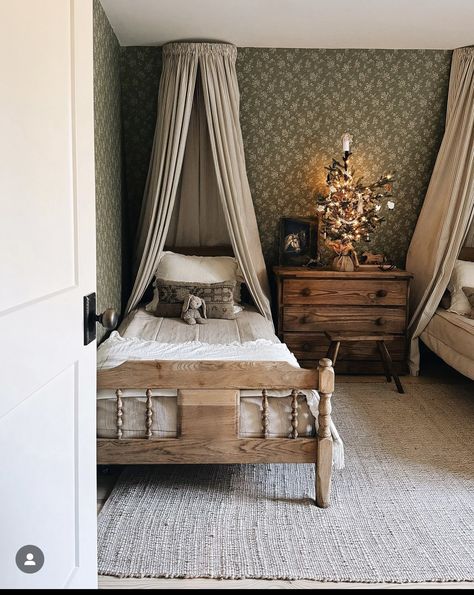 Cottage Girls Bedroom, Old House Bedroom, Vintage Girls Bedroom, Traditional Kids Bedroom, Girls Bedroom Vintage, Kids Room Bunk Beds, Cottage Style Bedroom, Vintage Kids Room, Kids Rooms Inspo