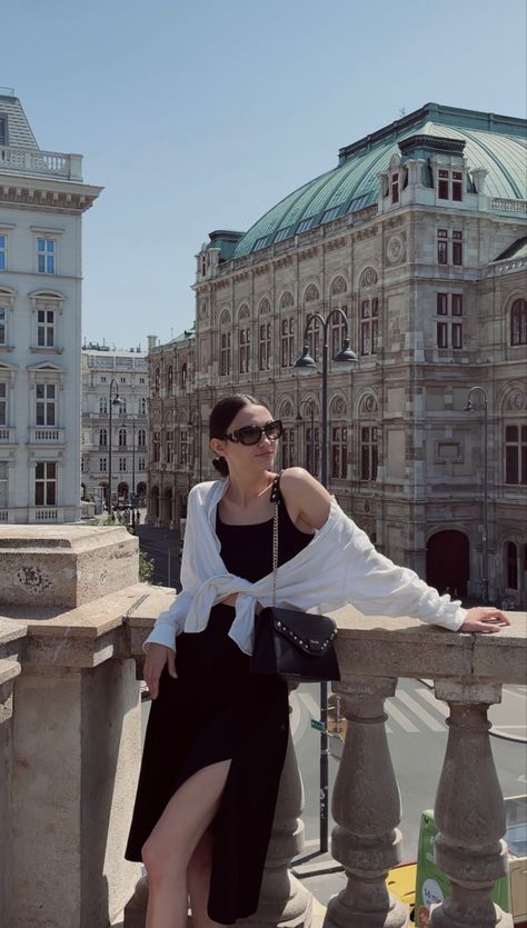 Vienna Street Style Summer, Vienna Austria Photo Ideas, Viena Photo Ideas, Vienna Aesthetic Outfits, Vienna Instagram Pictures, Austria Outfit Summer, Budapest Photo Ideas Summer, Austria Photo Ideas, Budapest Summer Outfits