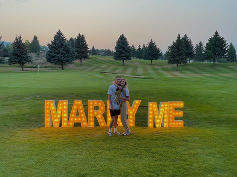 engagement photo | proposal photo | prosal idea | golf course proposal | marry me | summer proposal Golf Course Proposal Ideas, Golf Proposal Ideas, Golf Course Proposal, Golf Course Engagement Photos, Golf Course Engagement Photoshoot, Engagement Shoot Golf Course, Golf Engagement Photos, Engagement Photos On Golf Course, Summer Proposal