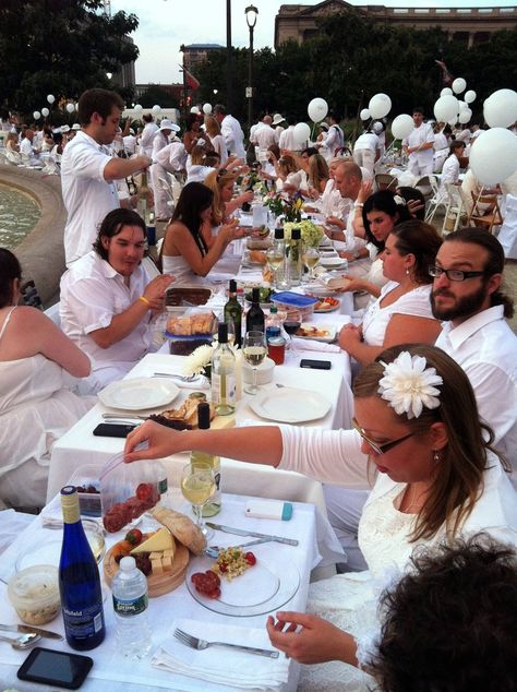 22nd & Philly: 7 1/2 Tips to Make Your Diner en Blanc Simply Marvelous, Darling Diner En Blanc Food Ideas, White Attire, Al Fresco Dinner, Beachy Wedding, White Dinner, 8 March, Food Experiences, Event Themes, Event Food