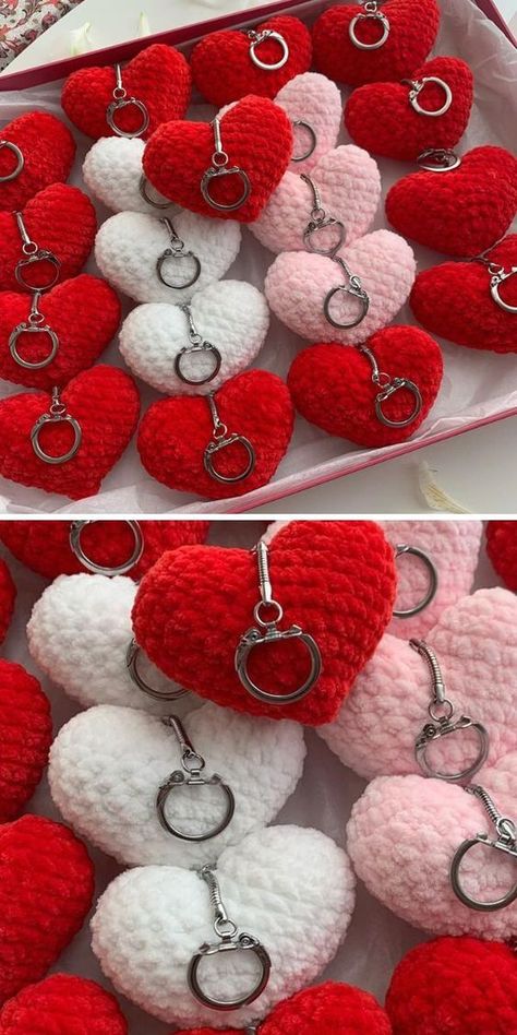 Crochet Gift Ideas For Boyfriend, Crochet Heart Keychain, Free Heart Crochet Pattern, Heart Crochet Pattern, Crochet Miniatures, Crochet Valentine Patterns, Keychain Pattern, Heart Crochet, Crochet Heart Pattern