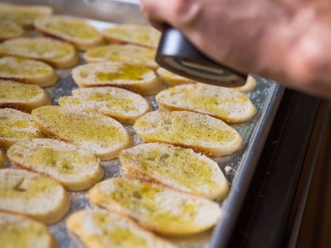 These Toasted Baguette Croutons Are Better Than Most Crackers Baguette Croutons, Baguette Toast, Homemade Baguette, Toasted Crackers, Melba Toast, Budget Dinners, Toasted Baguette, Healthy Recipes Snacks, Baguette Recipe