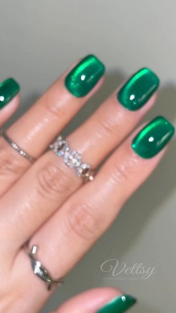 Green Cat Eye Acrylic Nails, Dark Green Cat Eye Nails, Green Cateye Nail, St Patricks Day Cat Eye Nails, Cat Eye Nails Green, Emerald Green Cat Eye Nails, Emerald Green Cats Eye Nails, Cat Eye Nails Green And Gold, Green And Purple Cat Eye Nails