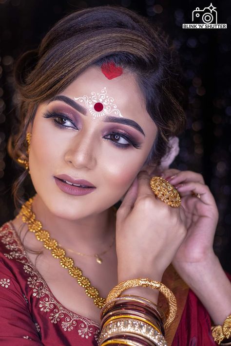 Kolka Design Bridal, Bride Makeup Eyes, Kolka Art, Kolka Design, Bindi Designs, Bengali Fashion, Boho Wedding Makeup, Holi Pictures, Wedding Makeover