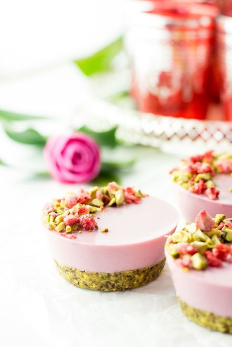 Pistachio, cardamom and strawberry bliss ball mixture used as a cheesecake base. Desserts Winter, Desserts Fancy, Pistachio Cardamom, Desserts Simple, Cheesecake Base, Strawberry Bliss, Desserts Pastry, Desserts Summer, Desserts Ideas