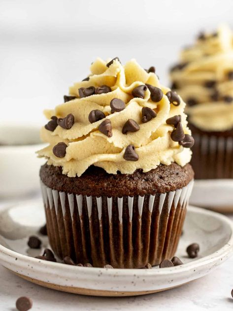 A chocolate cupcake piped with cookie dough frosting. Cookie Dough Icing, Buttercream Recipes, Cookie Dough Frosting, Bakers Delight, Chocolate Chip Cookie Cake, Chocolate Fudge Brownies, Icing Recipes, Brownie Cupcakes, Ina Garten Recipes