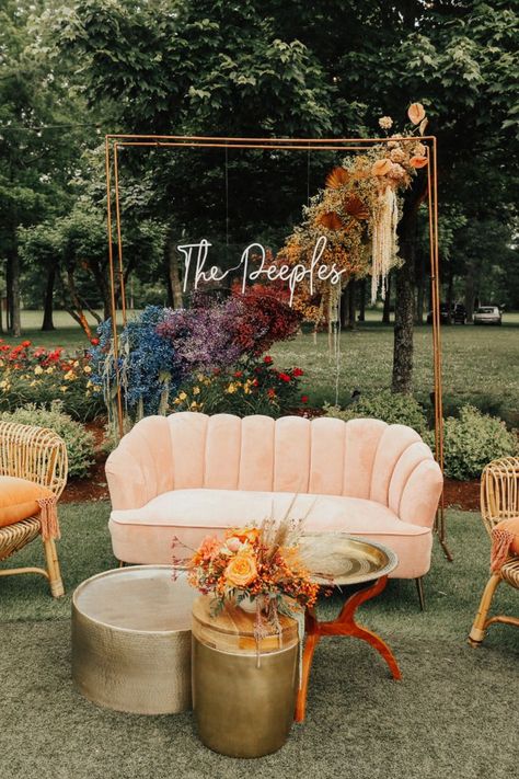 Couch At Wedding Reception, Outdoor Wedding With Couches, Vintage Furniture Wedding Outdoor Lounge, Backyard Wedding Cheap, Boohoo Wedding Decoration, Backyard Casual Wedding Reception, Unique Wedding Backdrop Receptions, Photo Lounge Wedding, Wedding Couch Photo Booth