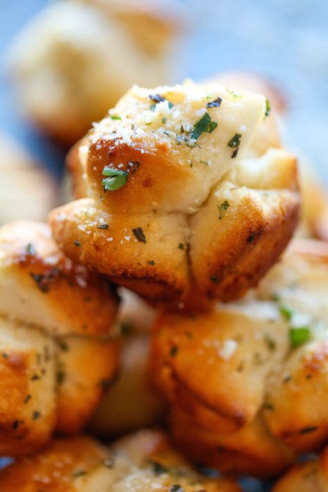 Mini Garlic Monkey Bread - Damn Delicious Garlic Monkey Bread, Best Mac N Cheese Recipe, Savory Pumpkin Recipes, Easy Thanksgiving Recipes, Best Mac And Cheese, Pumpkin Bread Recipe, Monkey Bread, Snacks Für Party, Pumpkin Bread