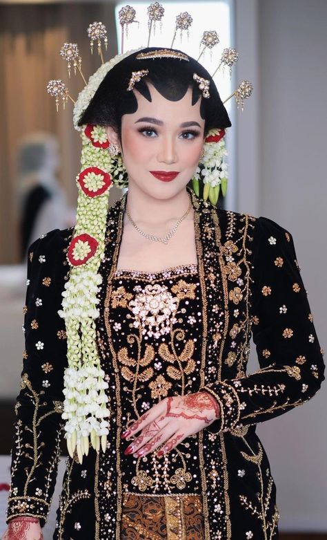 Pengantin Jawa Hijab, Nikah Adat Jawa, Payet Kebaya, Pose Pengantin, Wedding Theme Design, Beautiful Wedding Makeup, Kebaya Wedding, Wedding Makeup Bride, Adat Jawa