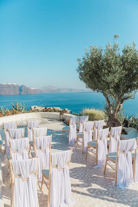 Santorini ceremony. Santorini Glam Weddings + Fabio Zardi. Photography: Anna Roussos - www.annaroussos.com Wedding Destinations, Santorini Wedding, Wedding Abroad, Destination Wedding Locations, Beach Wedding Decorations, Greece Wedding, Greek Wedding, Glam Wedding, Wedding Goals