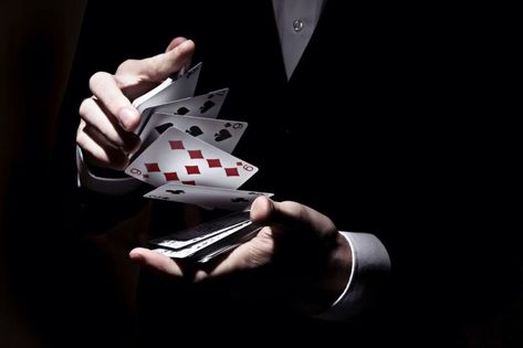 Study: Magicians’ priming techniques are effective at influencing choice | Ars Technica Poker Cheat Sheet, Poker How To Play, Dogs Playing Poker, All The Bright Places, Poker Party, Poker Set, Sleight Of Hand, Poker Room, Card Tricks